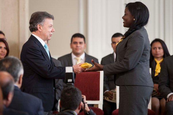 Presidente entregó bandera a Selección Colombia WorldSkills