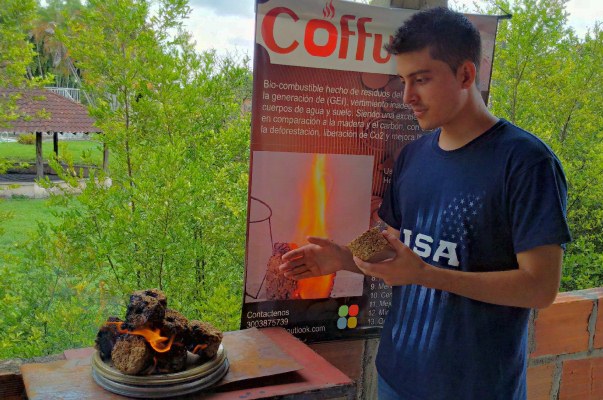 Aprendiz del SENA inventó biocombustible de cascarilla de café