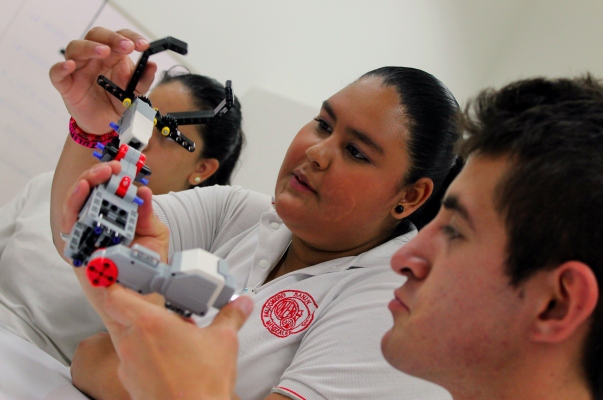 Estudiantes de bachillerato con discapacidades auditivas fortalecen sus conocimientos en Tecnoacademia