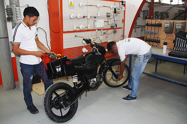 Aprendices SENA fabrican moto eléctrica con materiales reciclables