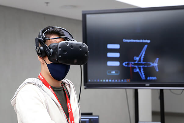 Simulador de realidad virtual desarrollado por el SENA, busca capacitar al personal aéreo de Avianca. 