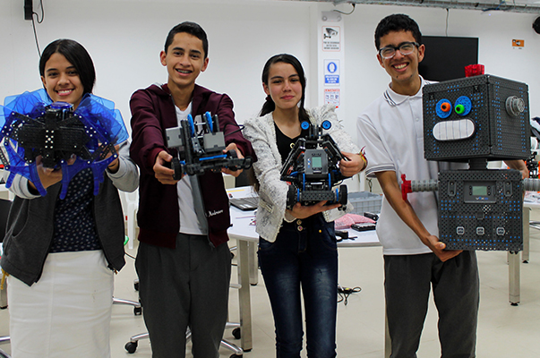 Cuatro aprendices de Tecnoacademias SENA representarán al país en torneo anual de robótica en Washington D.C.
