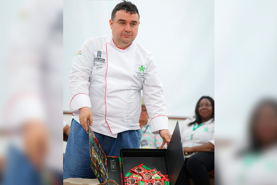 El chef regional Christian Moreno presentó el libro y una caja con productos típicos de la región liofilizados. 