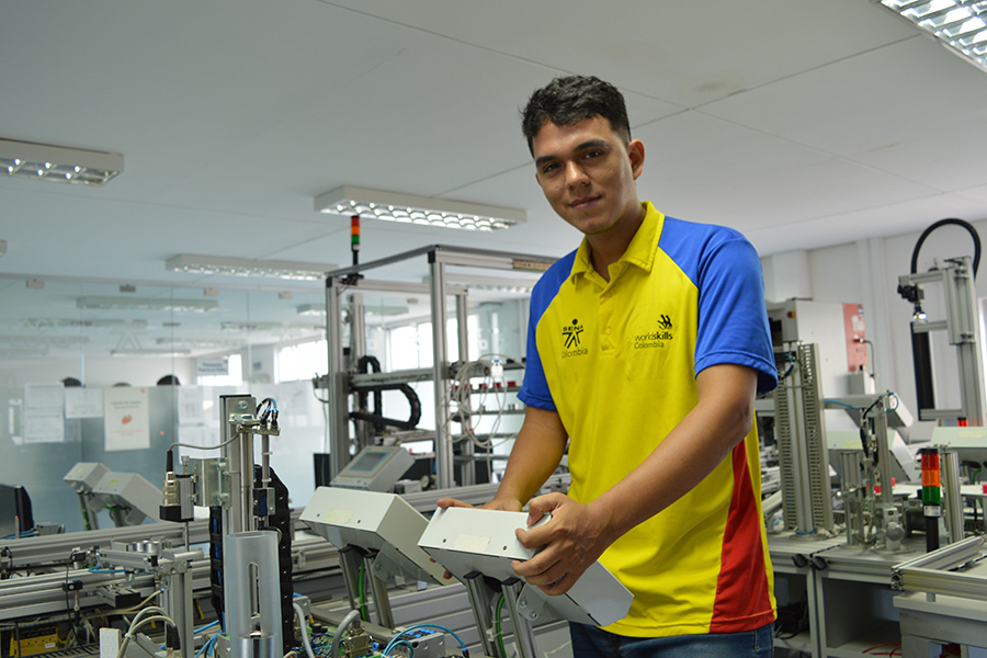 Omar Alexis García, egresado SENA, es un joven apasionado por la tecnología y la robótica que se ha convertido en un ejemplo de 