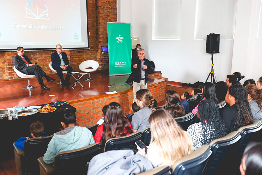En el Colegio Técnico Palermo de Bogotá se presentó la alianza que beneficiará a miles de estudiantes de colegios de todo el paí