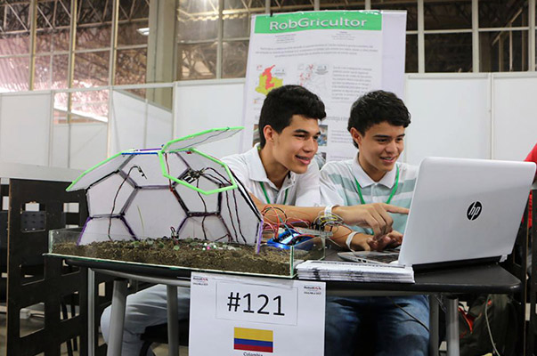 Proyecto “RobGricultor” del SENA subió al podio en el Mundial de Robótica Educativa 