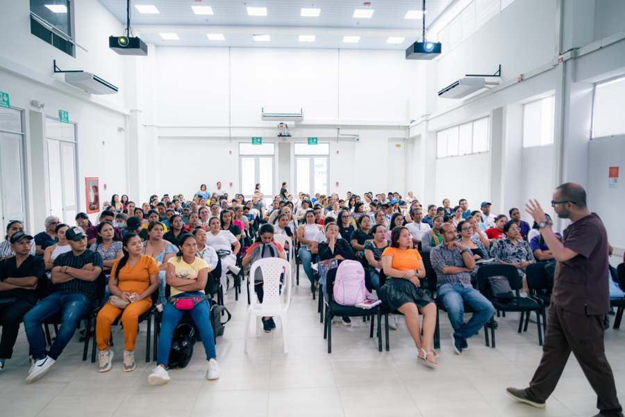 imagen auditorio de la sede los Lagos se congregan personas del sector salud
