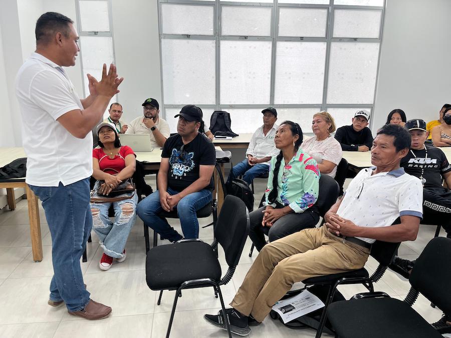 Deimer Zambrano, instructor del SENA Amazonas, capacita a los avicultores
