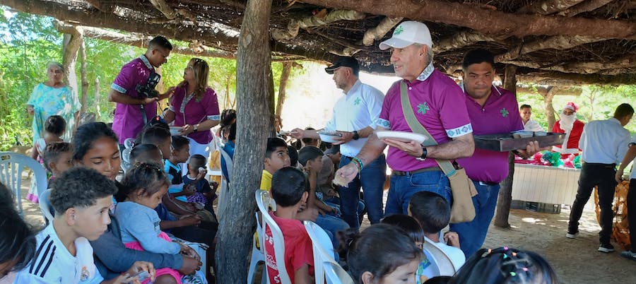 El director del SENA, Jorge Londoño, encabezó la entrega de kits SENAHarina a comunidades indígenas en Riohacha