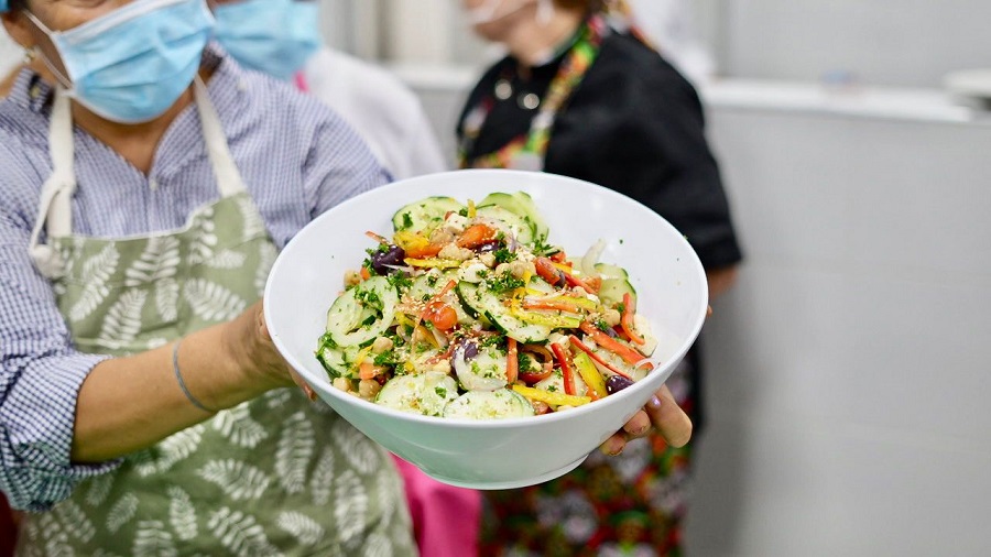  Más allá de la cocina, esta iniciativa también busca fortalecer el rol activo de estas mujeres en la sociedad y les brinda cono