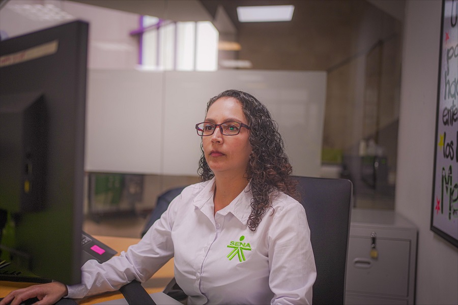 Alexandra Morales, egresada y contratista del SENA, recuerda con alegría cómo ha sido su paso por la Entidad.