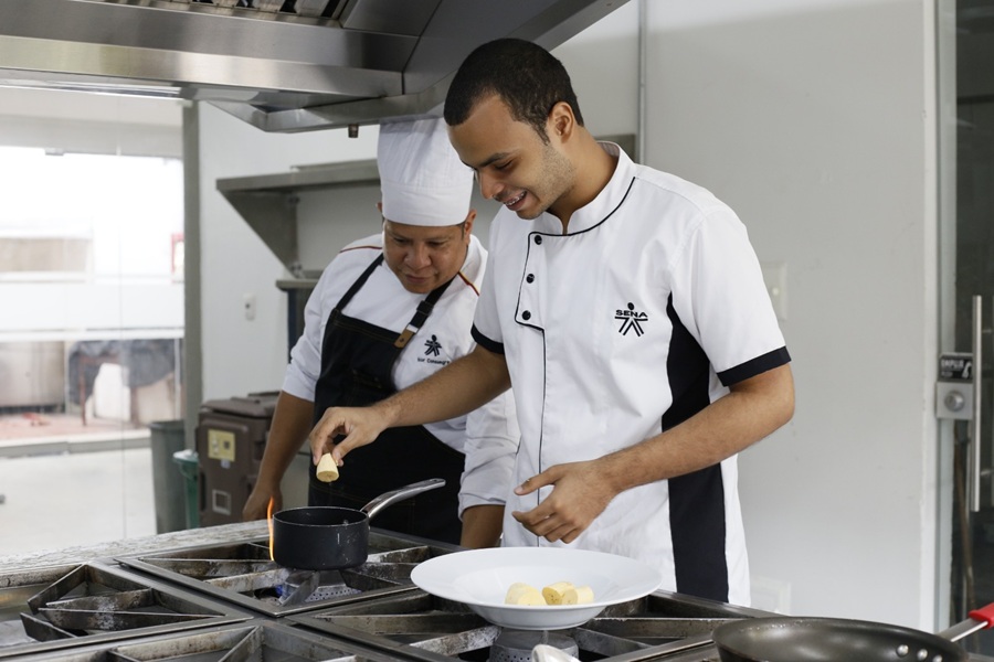 Aprendiz con autismo se forma como Técnico de Cocina En formación con instructor-26226.jpeg