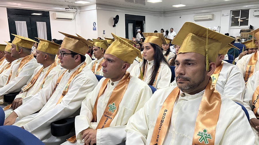 Entre aplausos y abrazos, también se escucharon voces que reflejan el verdadero valor de la educación: “Soy hijo de campesinos, 