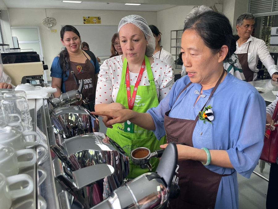 Los asistentes se capacitaron y aprendieron sobre la bebida insignia de Colombia.  