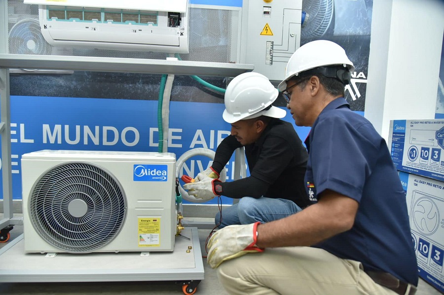 El Centro de Entrenamiento Midea se encuentra equipado con unidades de tecnología inverter y convencional, con las cuales los ap