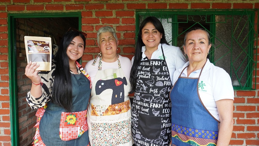 Además de la costura, cuenta con un emprendimiento alterno, ‘Don Julio Café’, donde junto a su esposo, cultiva, procesa y comerc