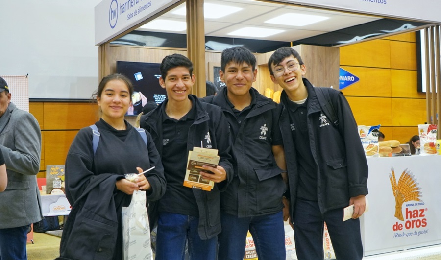 Instructores y aprendices de cocina y panadería del SENA enamoraron con la magia de sus productos preparados en sitio. Quienes p