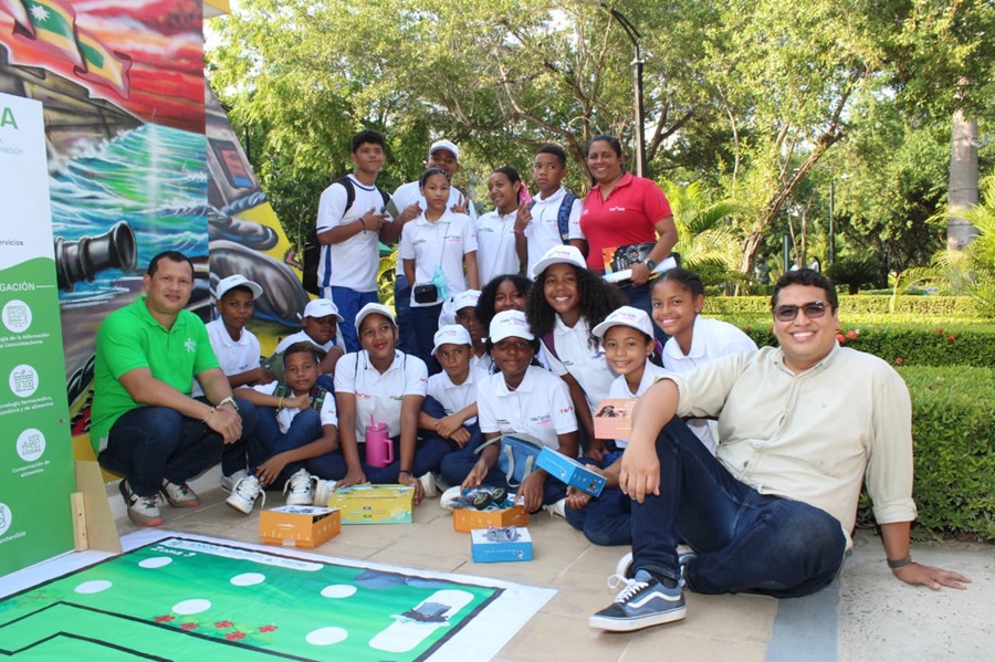 Cerca de 200 docentes de diferentes instituciones educativas y universidades locales de Cartagena junto a niñas, niños y jóvenes