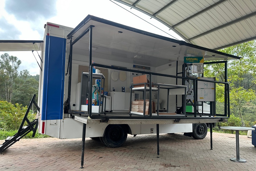 El aula móvil cuenta con exhibiciones de griferías, duchas, tableros para impermeabilización, modelos de instalación de sanitari