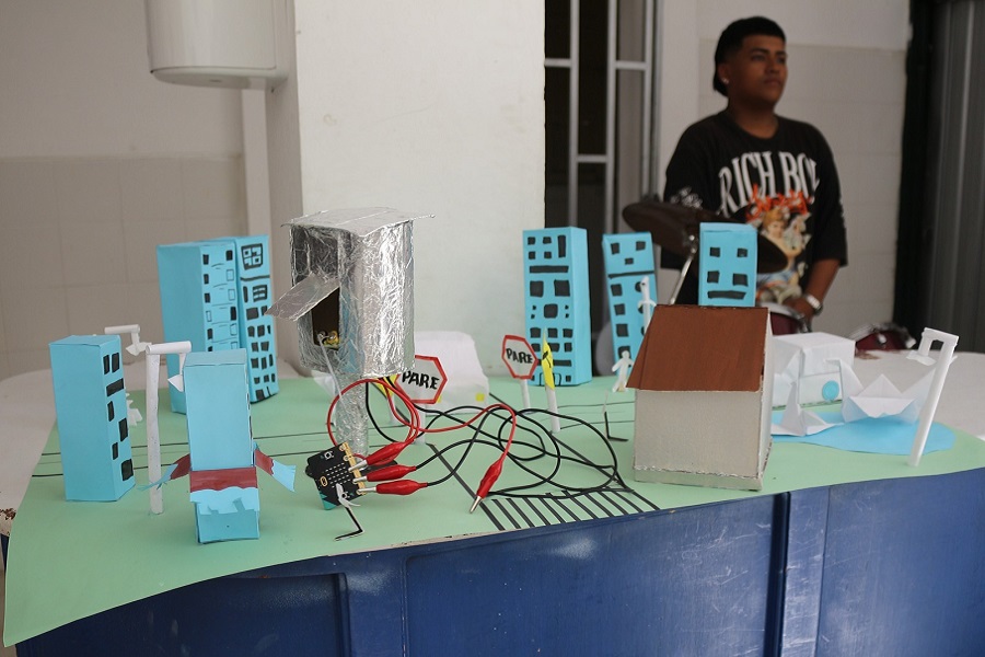 Jóvenes de la Institución Educativa Roberto Peláez de Aguadas participaron en el Bootcamp de Robótica, guiados por instructores 