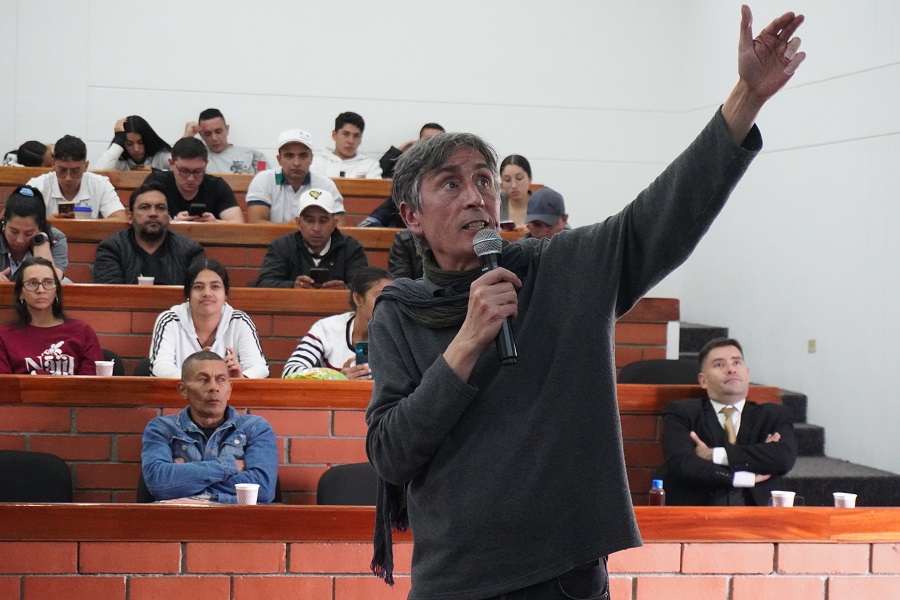 “Lo que hicimos fue tomar varias muestras de colmenas de estas especies y, con una técnica que se llama palinología, conocer qué