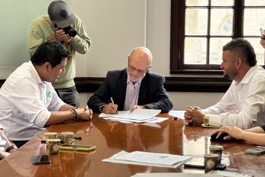 La firma del convenio interinstitucional se realizó en el palacio amarillo de la Gobernación de Caldas.  