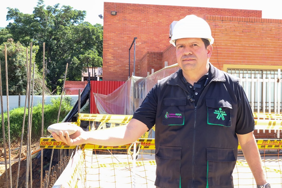 El director regional (e), Zegrid Francisco Cadena, oficializa el inicio de la obra colocando la primera piedra de una infraestru