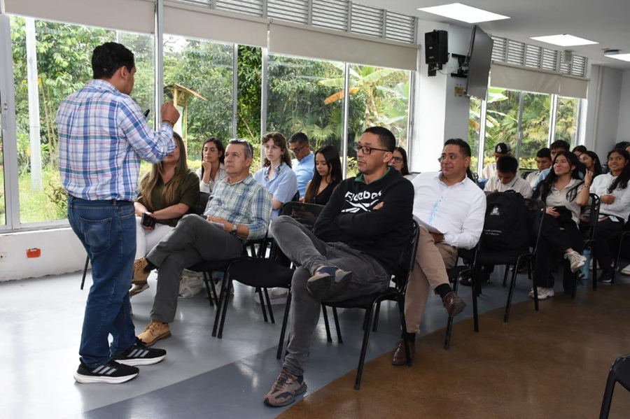 En el contexto de este proyecto, se desarrolló un plan de transferencia tecnológica dirigido a instructores de CampeSENA y apren