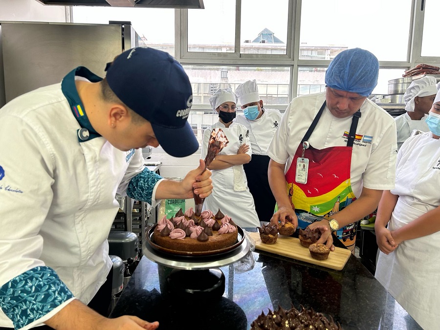 Durante la actividad se compartió con los aprendices la importancia de trabajar con cacao de alta calidad. Se destacó el potenci