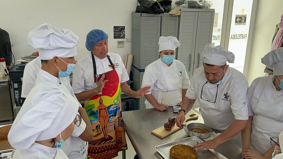 El instructor de panadería, Nixon Rodríguez Cediel, también resaltó la relevancia del convenio entre el SENA y Cordillera. “Este