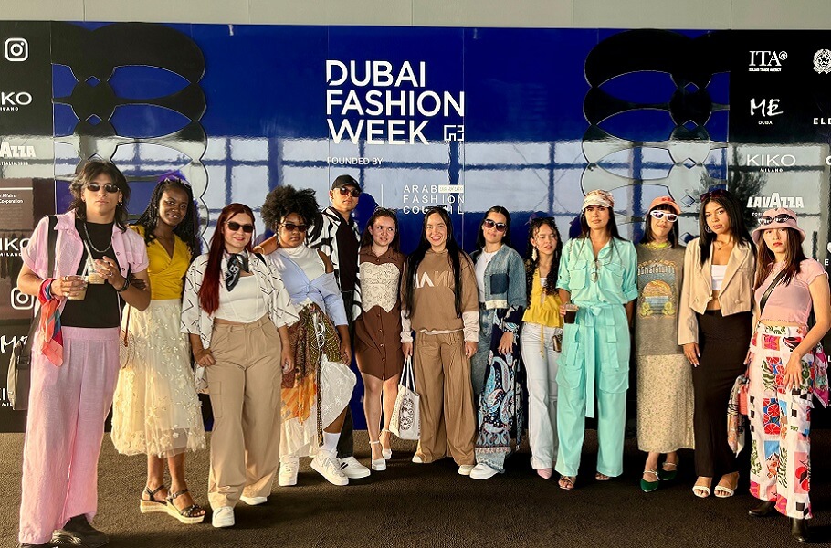 Aprendices que asistieron al Dubai Fashion Week en donde pudieron ampliar sus conocimientos en textiles, diseño, confección y mo