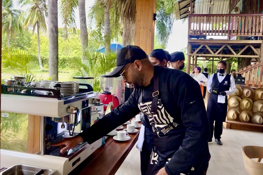 Durante la Cumbre de Presidentes en Montería, el instructor del área de Restaurante y Bar verifica cada detalle en la estación d