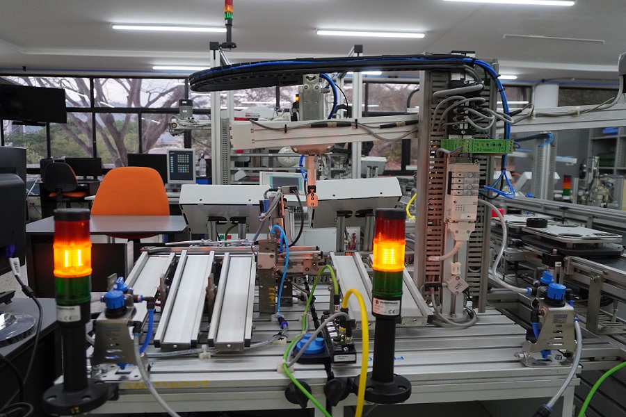 Planta de manufactura flexible actualizada en el CIMI de Girón, equipada con tecnología avanzada para la formación en procesos d