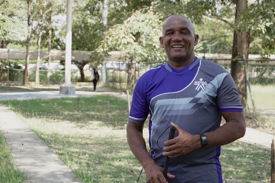 Abel apoya a sus compañeros en el perfeccionamiento de sus técnicas deportivas. 