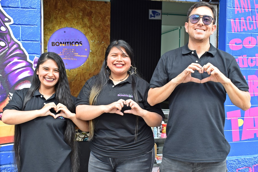 Andrea Estefany Ascuntar Cruz, creadora de Detalles Boniticos, ha integrado en su equipo a madres cabeza de familia y personas c