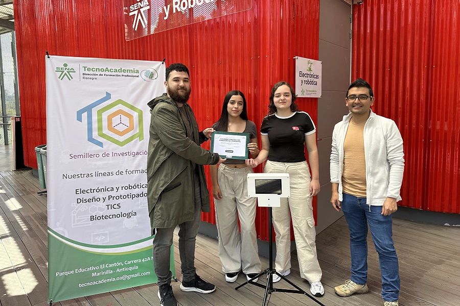 Las líderes del proyecto recibieron un premio y reconocimiento por el desarrollo de esta iniciativa.