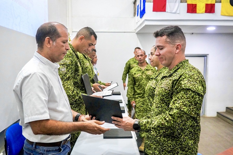 Foto 2 BP CO SENA certifica a integrantes de la Armada Nacional como instructores del CEPAZ-1292