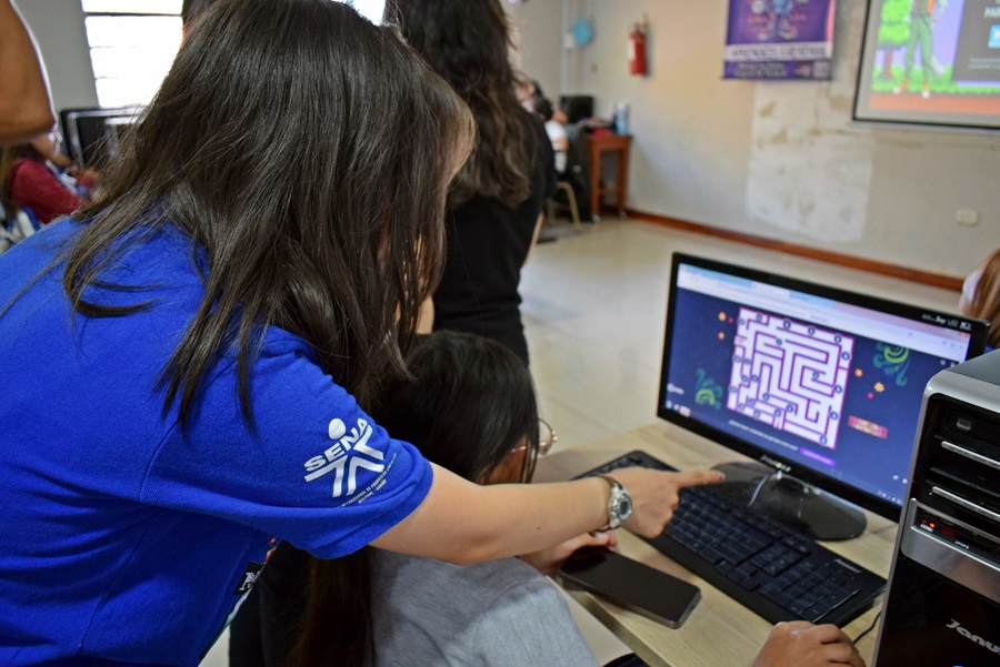 La aprendiz Briyhit Morales, de grado 11 replica los conocimientos con sus compañeras de aula de la Institución Educativa María 