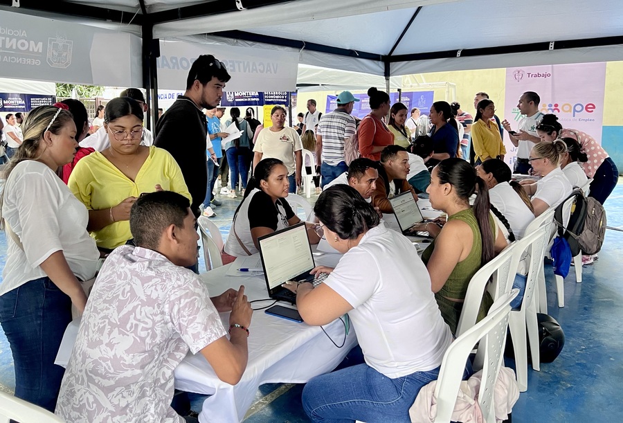 Durante la feria, se ofrecieron más de 95 vacantes en diferentes perfiles, incluyendo servicios, comercio, salud, logística y co