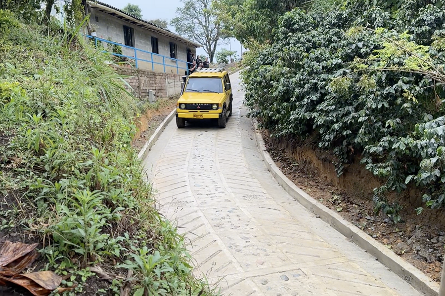 Foto BP CAL Aprendices del SENA Regional Caldas construyeron 45 metros de placa huella en Villam