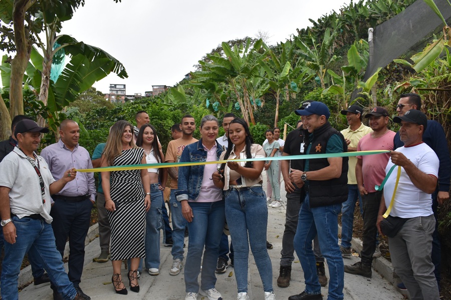 Foto BP CAL SENA Regional Caldas entrega-221225.JPG