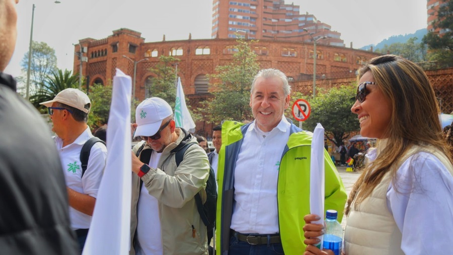 “Apoyamos la pregunta número 6 de la Consulta Popular que promueve nuestros derechos laborales como aprendices”, indicó Dilan Ap