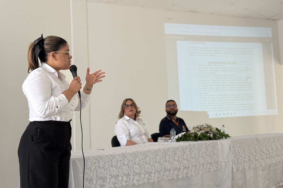 Funcionaria del SENA, Regional La Guajira, durante el lanzamiento de la convocatoria cerrada 280 del Fondo Emprender. Foto Regio