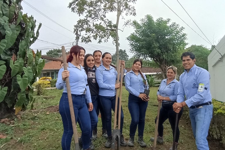 Siembra de árboles en la Semana del Idioma en el CASA. 