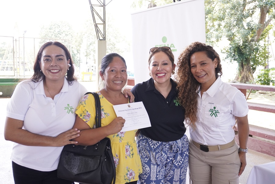 De izquierda a derecha: Evaluadora ECCL, Lizeth Ramirez, beneficiaria certificada, Sandra Ahue, Directora SENA Amazonas, Claudia