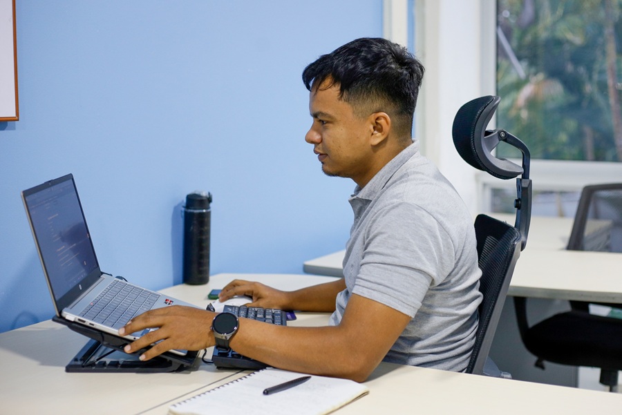 Miguel Angél, aprendiz egresado del programa Análisis y Desarrollo de Software de Comercio y Ser