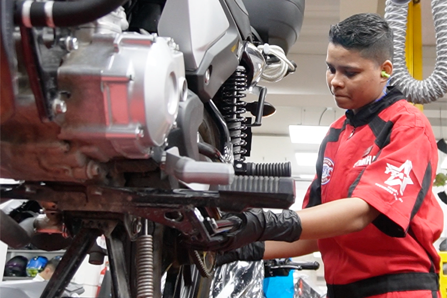 Desde hace dos años, Marcela Paola Charris trabaja entre el mantenimiento de motos y la atención al cliente.