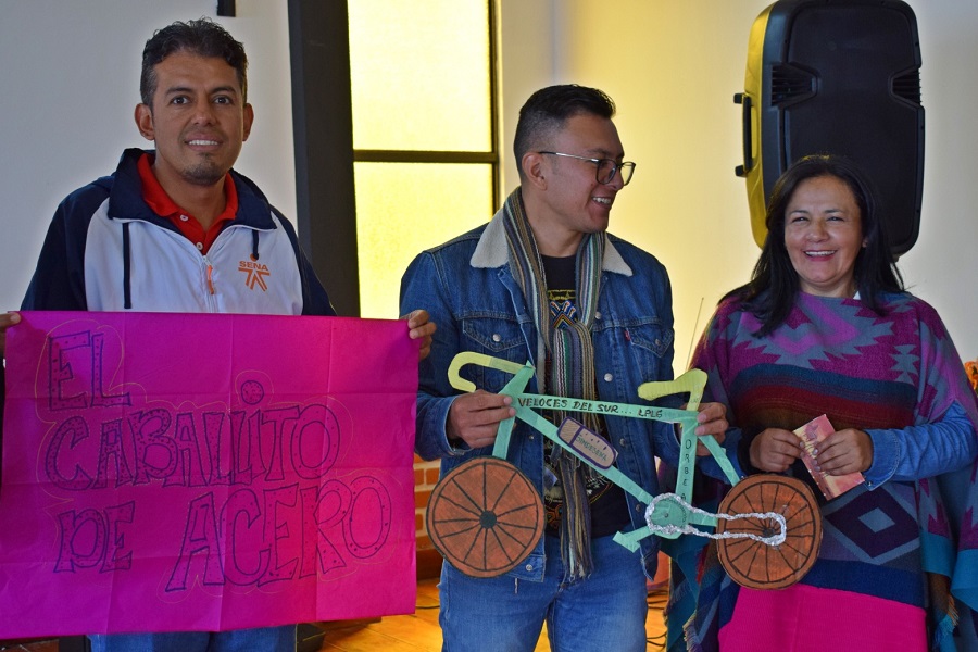  Los equipos de trabajo compartieron sus creaciones, empleando colores, recortes y figuras. La creatividad fue la gran protagoni