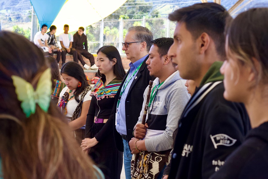Durante la mañana, aprendices e instructores junto al director Bernardo Chamorro realizaron la mandala, una ofrenda a la Pachama