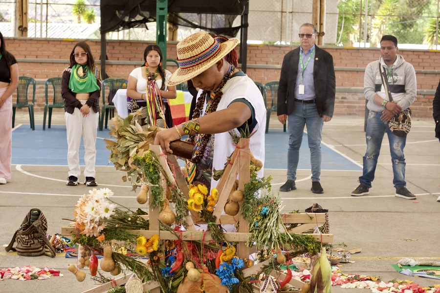 En la construcción de la mandala también participaron otros gobernadores de distintas regiones y taitas, quienes igualmente real